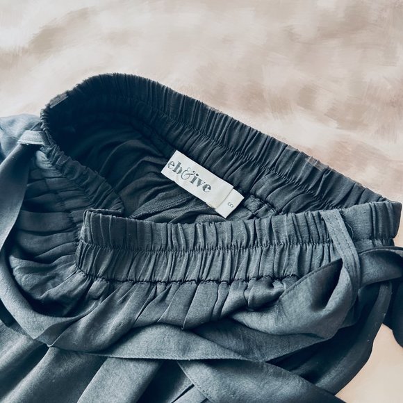 🌟 Flowy Black Pants with Silk-Like Texture 🌟 - Picture 7 of 9